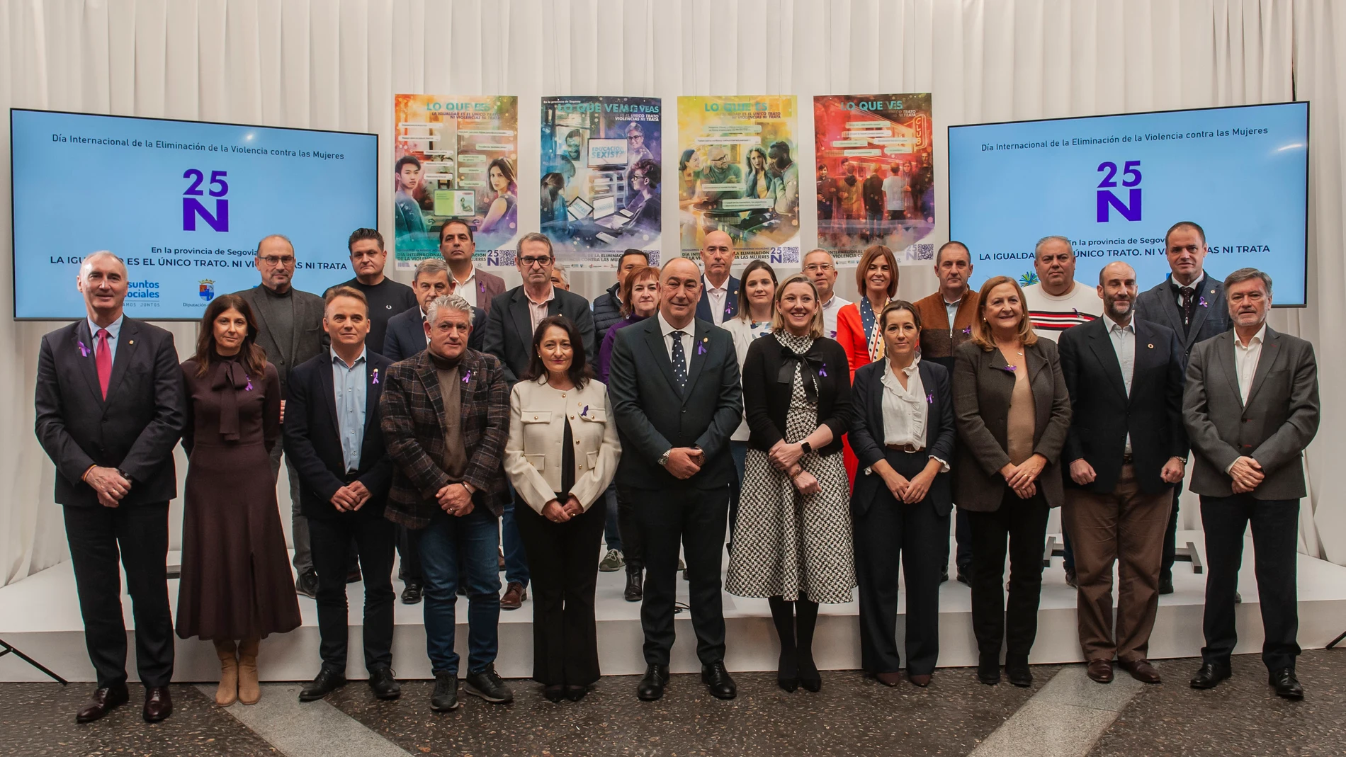 La vicepresidenta, Isabel Blanco, en el acto del 25N en la Diputación de Segovia, junto a Miguel Ángel de Vicente, Jesús Mazarías, Francisco Vázquez y Raquel Alonso, entre otras autoridades