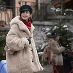 Escena de Emily en París en un mercado navideño.