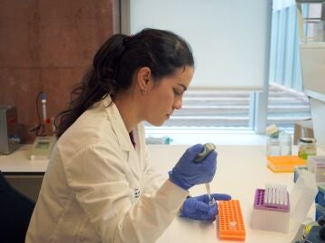 La doctora Ana Gallego, primera autora del estudio, trabajando en el laboratorio