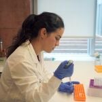 La doctora Ana Gallego, primera autora del estudio, trabajando en el laboratorio