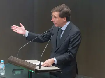 El Pleno de Cibeles llega de nuevo sin una declaración institucional de mínimos El alcalde de Madrid, José Luis Martínez-Almeida, durante un pleno ordinario del Ayuntamiento de Madrid, en el Palacio de Cibeles, a 25 de noviembre de 2025, en Madrid (España). El Pleno de Cibeles llega hoy, 25 de noviembre, Día Internacional por la Erradicación de la Violencia de Género, sin una declaración institucional, ni siquiera 'de mínimos', como viene ocurriendo en los últimos años, todo un "fracaso" en términos políticos, según ha expresado el alcalde. Uno de los puntos fuertes del ...