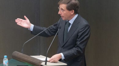 Almeida, a Reyes Maroto: "La última persona que me amenazó con una querella  fue Santos Cerdán"