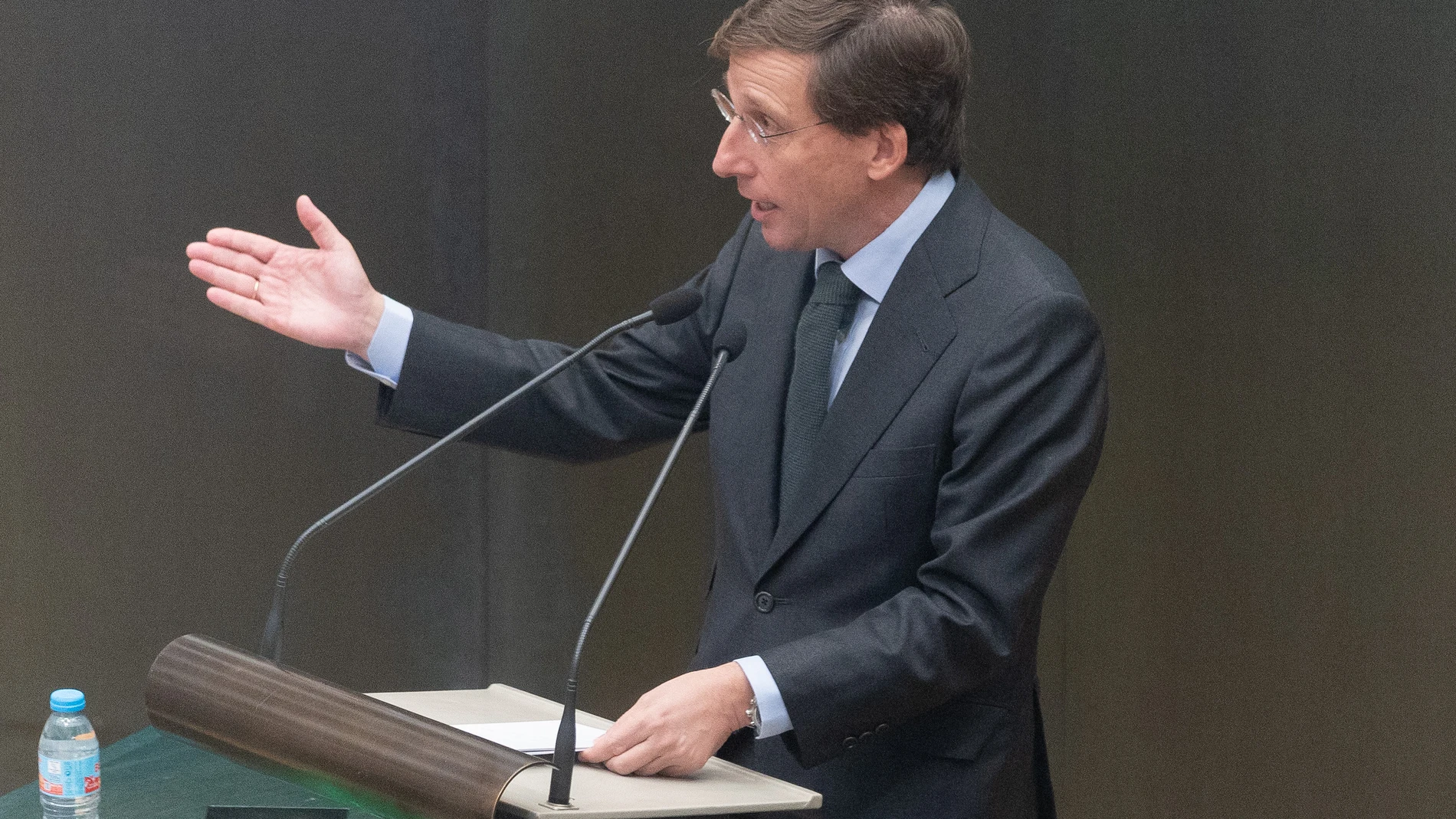 El alcalde de Madrid, José Luis Martínez-Almeida, durante un pleno ordinario del Ayuntamiento de Madrid, en el Palacio de Cibeles, a 25 de noviembre de 2025, en Madrid (España). El Pleno de Cibeles llega hoy, 25 de noviembre, Día Internacional por la Erradicación de la Violencia de Género, sin una declaración institucional, ni siquiera 'de mínimos', como viene ocurriendo en los últimos años, todo un "fracaso" en términos políticos, según ha expresado el alcalde. Uno de los puntos fuertes del ...