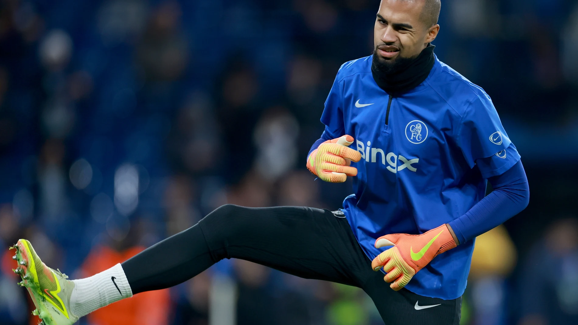 LONDON (United Kingdom), 25/11/2025.- Chelsea goalkeeper Robert Sanchez warms up before the UEFA Champions League league phase match between Chelsea and Barcelona in London, Britain, 25 November 2025. (Liga de Campeones, Reino Unido, Londres) EFE/EPA/NEIL HALL
