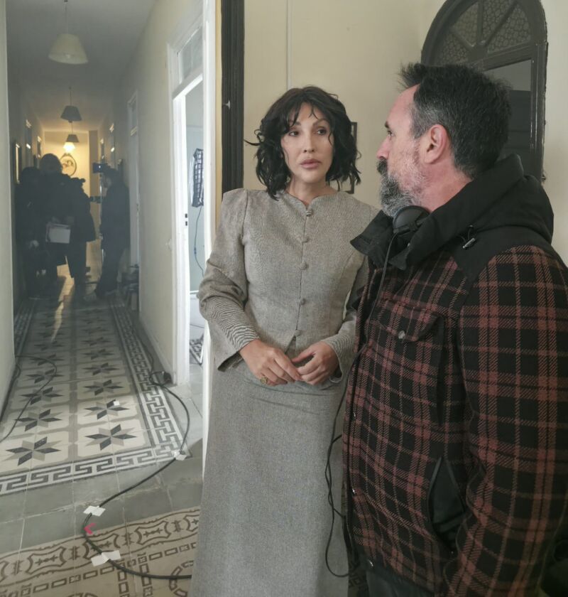 Christina Rapado con el director de Caye Casas en el rodaje de "Amor de padre"