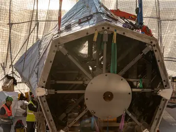 La Sagrada Familia avanza en la torre de Jesucristo con los dos primeros brazos horizontales La Sagrada Familia avanza en la torre de Jesucristo con los dos primeros brazos horizontales