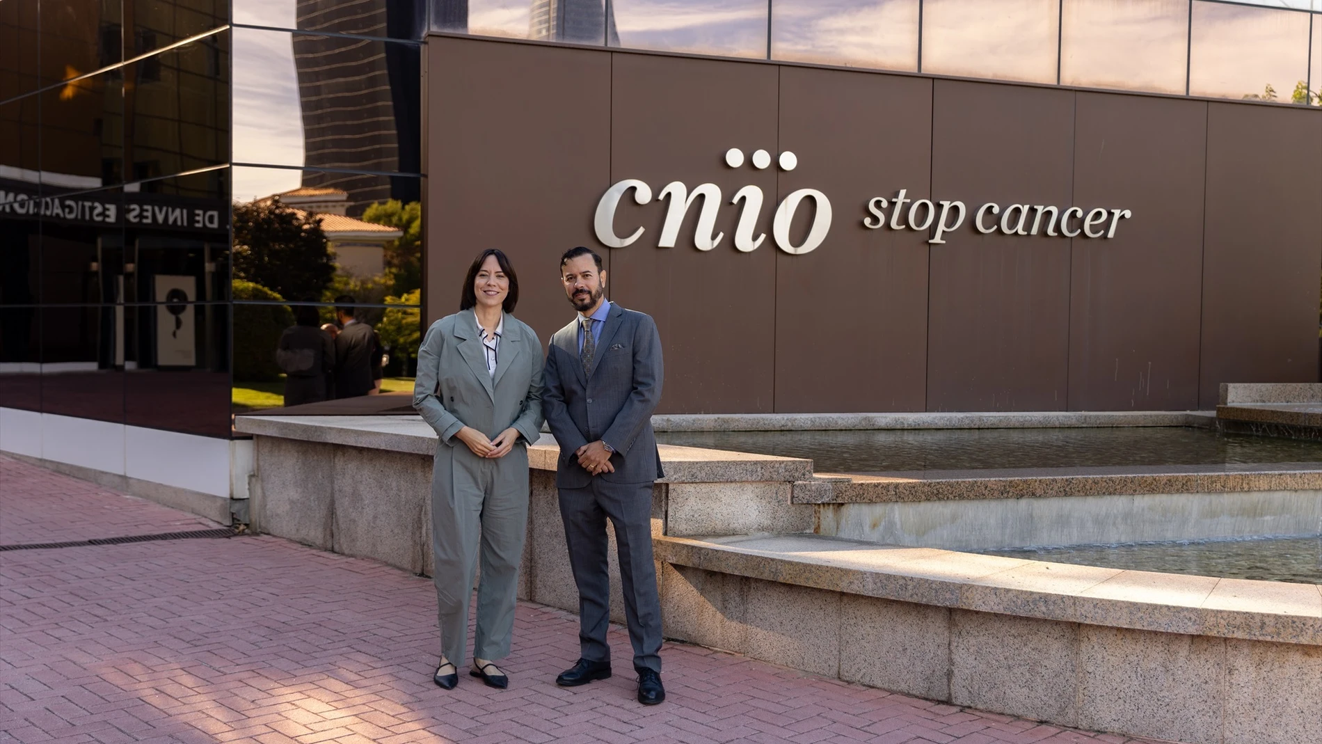 La ministra de Ciencia, Innovación y Universidades, Diana Morant, llegan a una reunión con el nuevo director científico del Centro Nacional de Investigaciones Oncológicas (CNIO), Raúl Rabadán, en la sede del CNIO, a 24 de septiembre de 2025, en Madrid