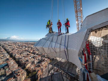 Una imagen de la colocación de uno de los brazos