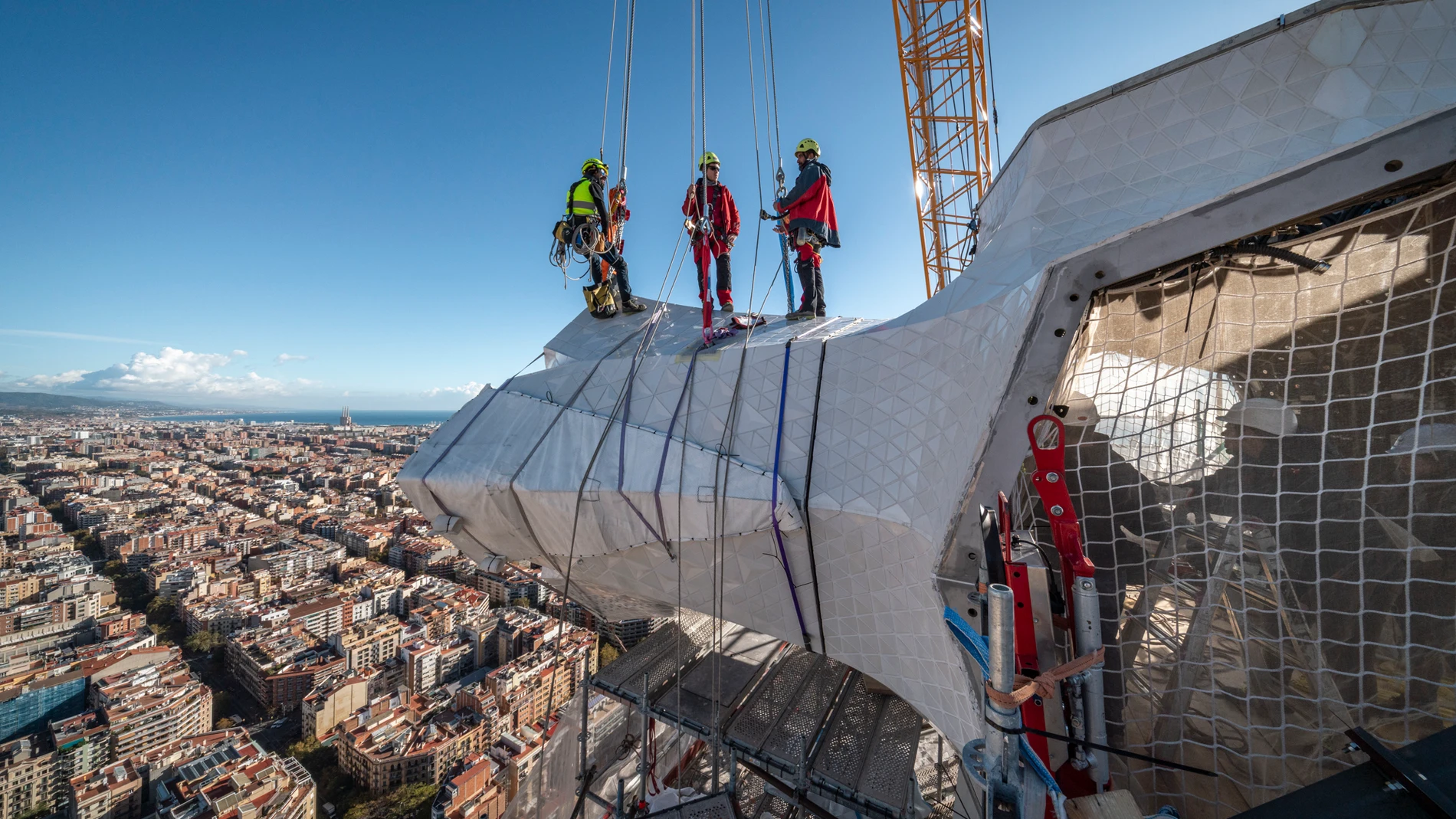 Una imagen de la colocación de uno de los brazos