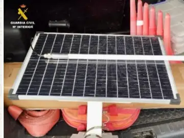 La placa solar y la antena recuperadas La placa solar y la antena recuperadas