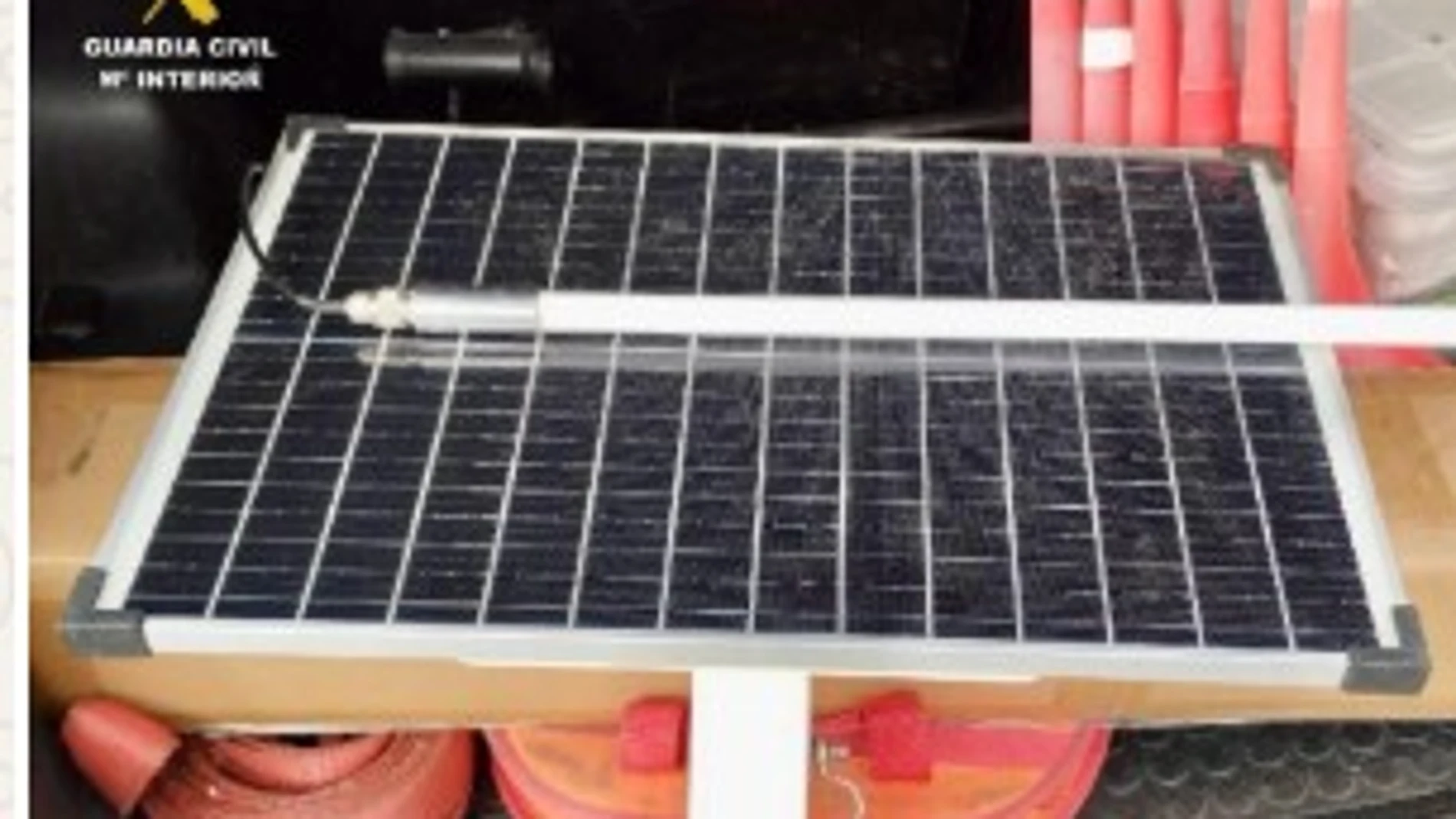 La placa solar y la antena recuperadas