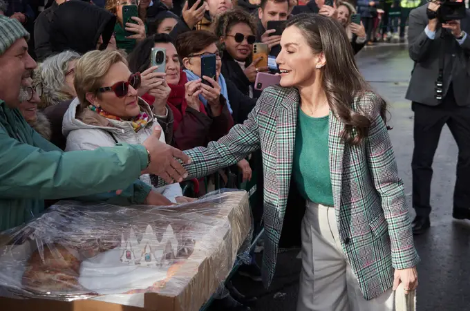 La Reina Letizia rescata la lana española con el bolso artesano que eclipsa su blazer parisina La Reina Letizia rescata la lana española con el bolso artesano que eclipsa su blazer parisina