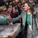 La Reina asiste al homenaje al cineasta Alejandro Amenábar y a la proyección de su película ‘Mar adentro’