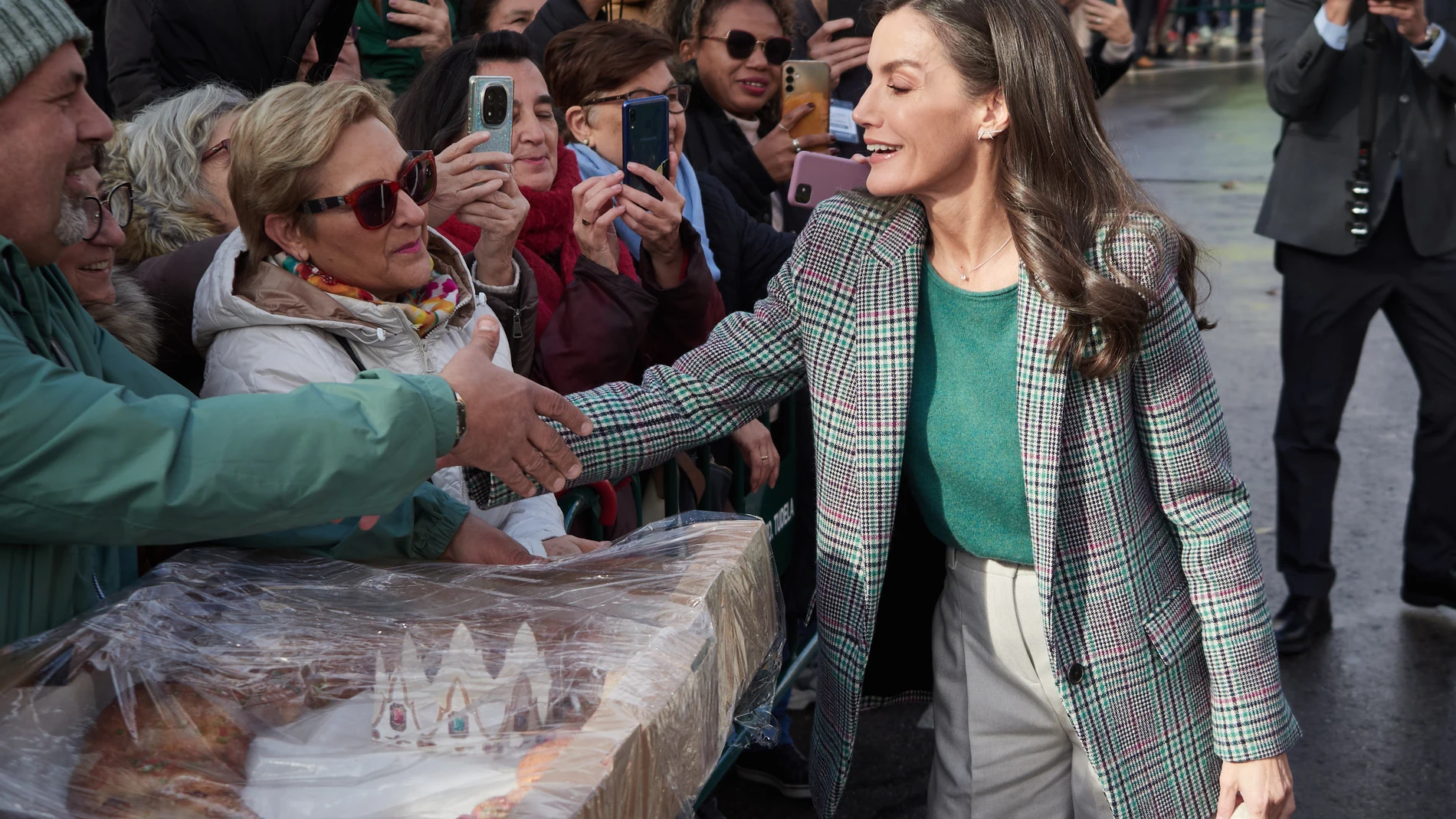 La Reina Letizia a su llegada al homenaje al cineasta Alejandro Amenábar y a la proyección de su película ‘Mar adentro’, en el Cine Moncayo, a 25 de noviembre de 2025, en Tudela, Navarra (España). La Reina ha asistido junto a estudiantes de varios centros educativos de Tudela, al ciclo ‘Nuestros clásicos’ que homenajea al director de cine, guionista y compositor, Alejandro Amenábar, dentro del ‘Festival de Cine Ópera Prima Ciudad de Tudela’. Además la Reina asiste a la proyección de la nueva ...