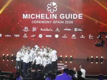 Fotografía de familia de los galardonados con tres estrellas Michelín durante la gala de entrega de las Estrellas Michelín 2026, este martes en Málaga. Fotografía de familia de los galardonados con tres estrellas Michelín durante la gala de entrega de las Estrellas Michelín 2026, este martes en Málaga.