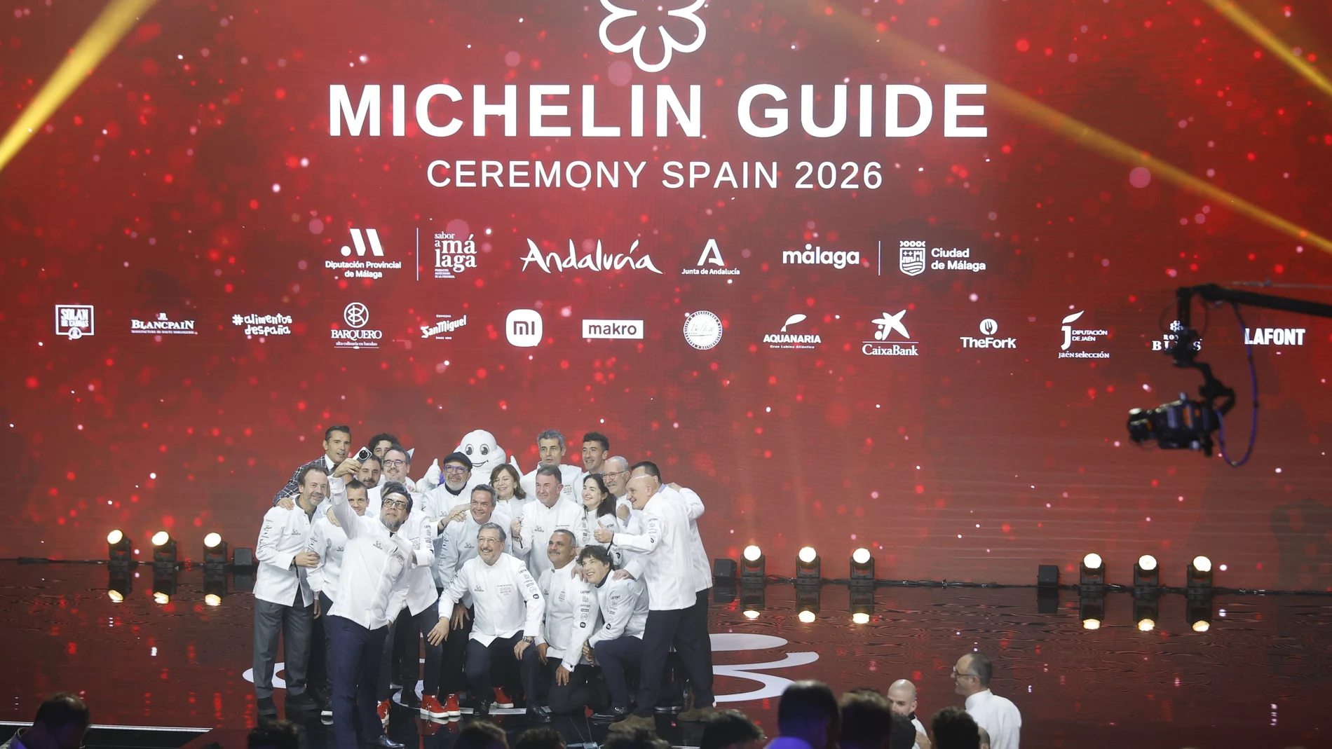 Fotografía de familia de los galardonados con tres estrellas Michelín durante la gala de entrega de las Estrellas Michelín 2026, este martes en Málaga.