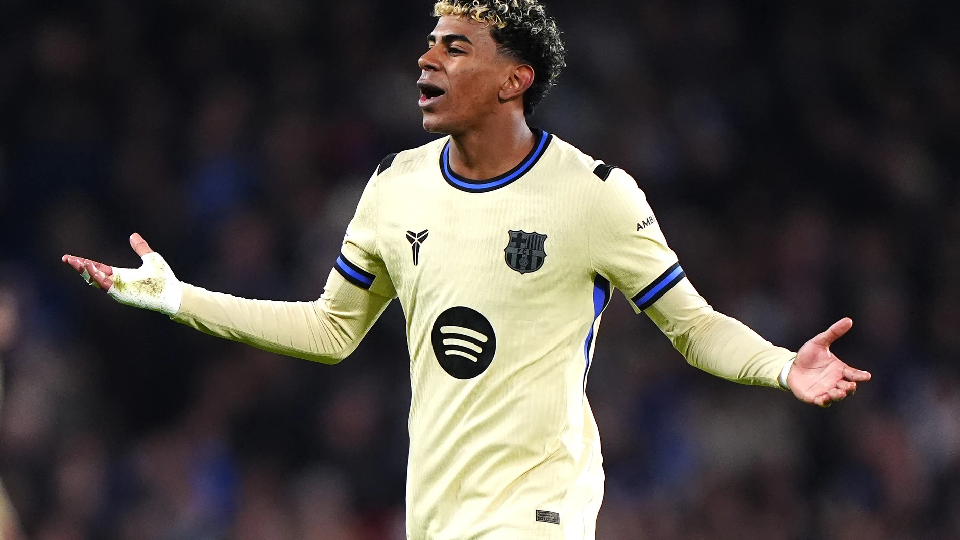 25 November 2025, United Kingdom, London: Barcelona's Lamine Yamal reacts during the UEFA Champions League soccer match between Chelsea and Barcelona at Stamford Bridge. Photo: Bradley Collyer/PA Wire/dpa 25/11/2025 ONLY FOR USE IN SPAIN