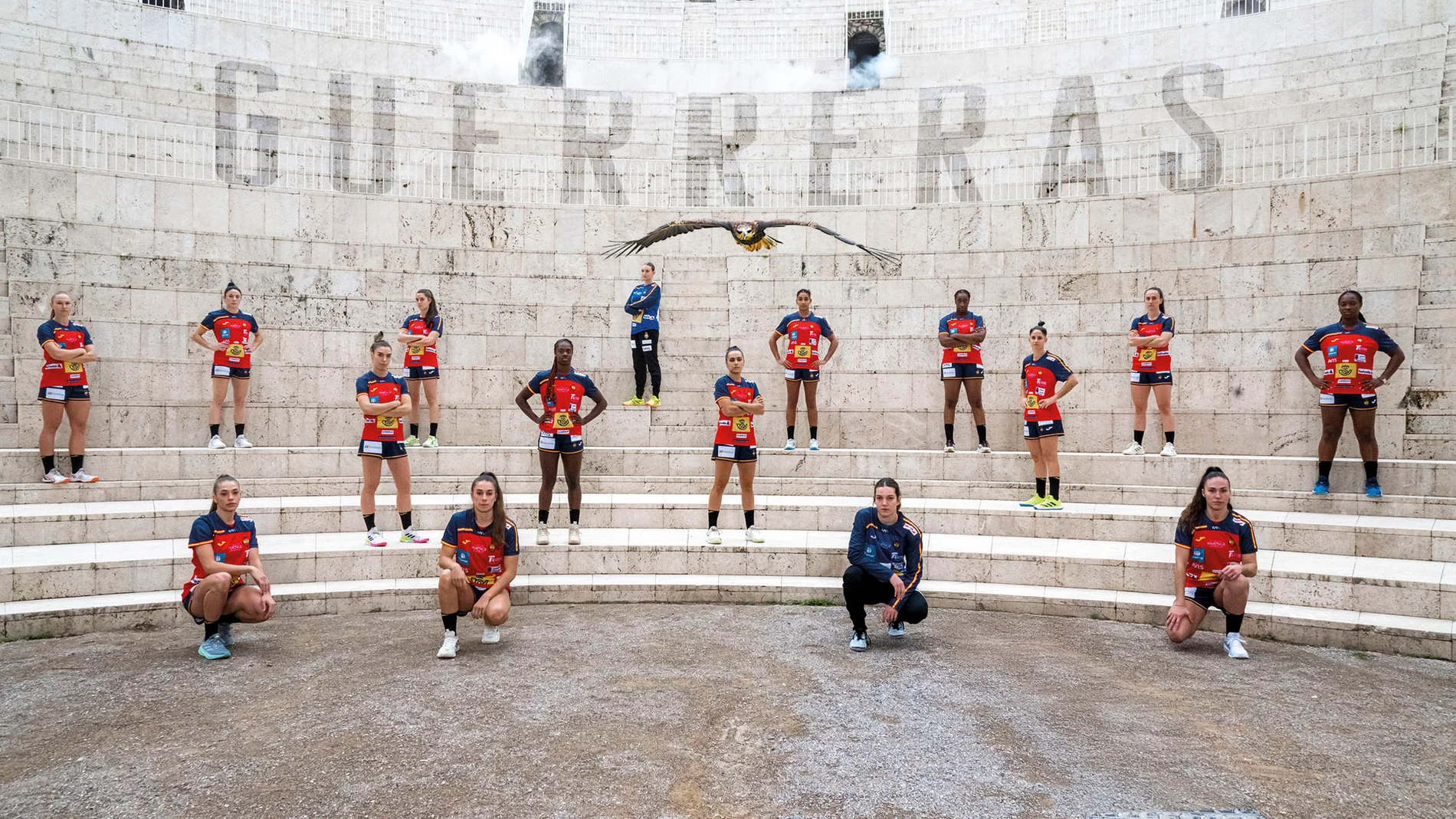 MADRID, 25/11/2025.-Tradicional anuncio televisivo con el que la Federación Española de Balonmano promociona la participación de los equipos nacionales en cada gran campeonato. Un anuncio, rodado en el Castillo de Sagunto así como en el teatro romano de la localidad valenciana, en el que las internacionales españolas, con Paula Arcos, Jennifer Gutiérrez y Carmen Arroyo a la cabeza, se convierten gracias a un imponente ejemplar de águila Harris en las más temibles cazadoras. EFE/RFEB***SOLO US...