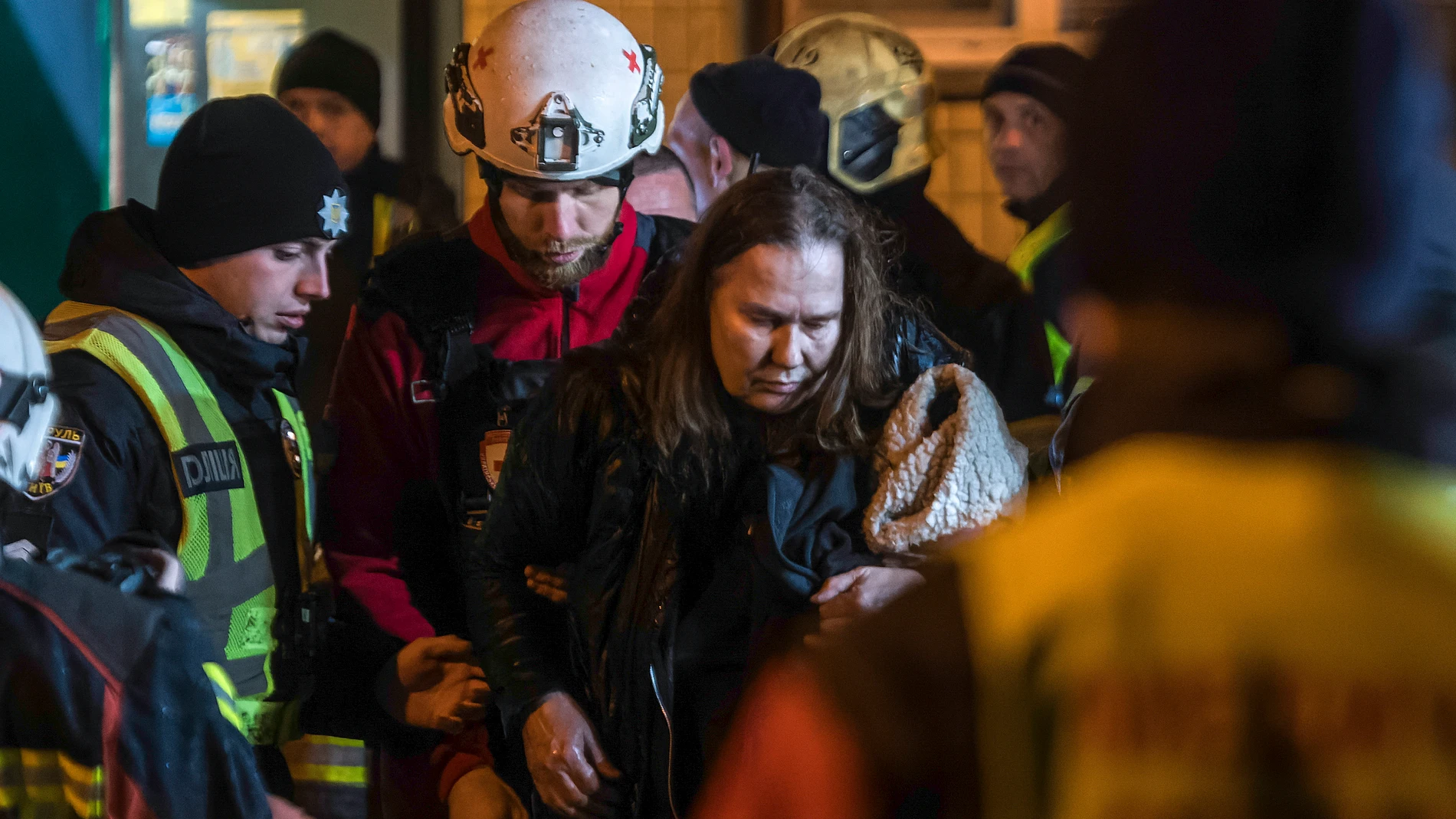 Varios muertos y decenas de heridos en ataques rusos nocturnos en Kiev