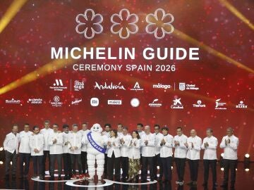 Imagen de los cocineros que han recibido tres estrellas durante la gala de entrega de las Estrellas Michelín 2026, este martes en Málaga. 