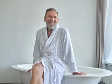 Ni una vez al día ni a la semana: esta es la frecuencia con la que tienen que ducharse los mayores de 65 Ni una vez al día ni a la semana: esta es la frecuencia con la que tienen que ducharse los mayores de 65