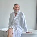 Ni una vez al día ni a la semana: esta es la frecuencia con la que tienen que ducharse los mayores de 65