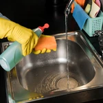 Una ingeniera en alimentos revela por qué este utensilio es una de las superficies más contaminadas de la cocina