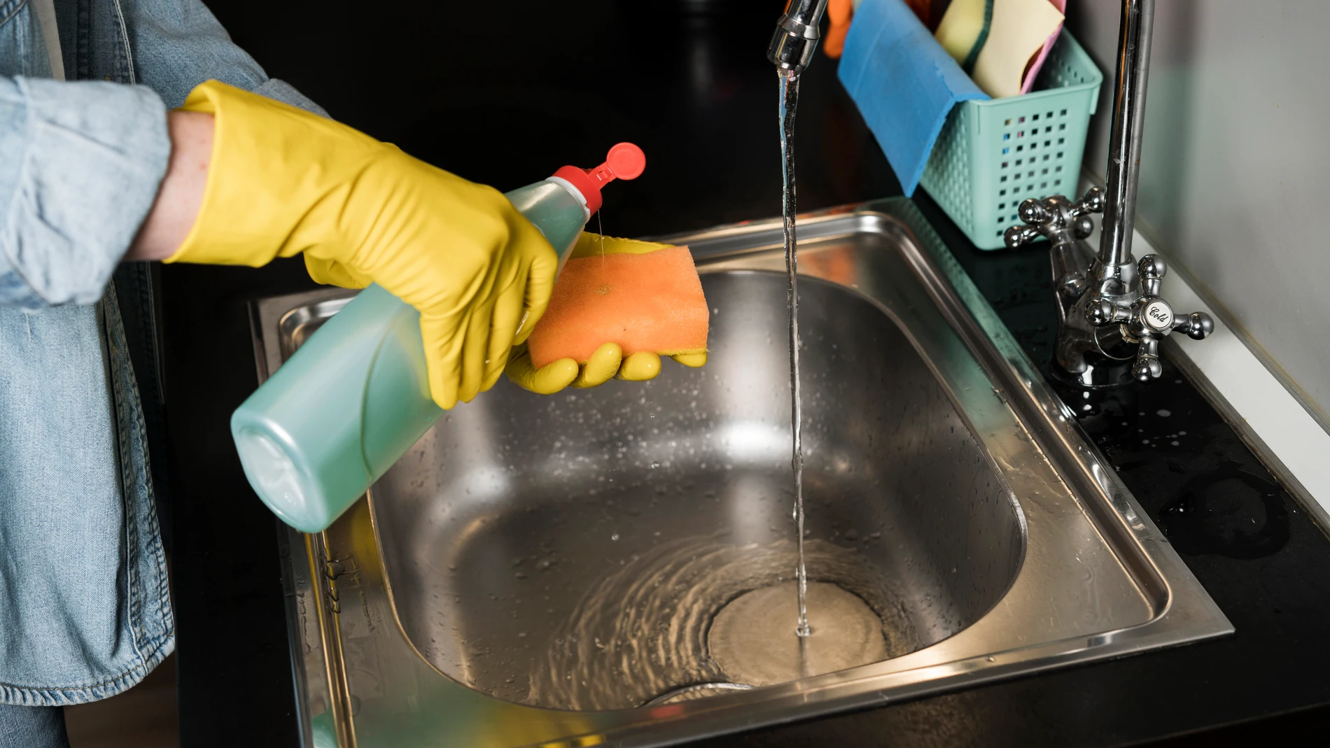 Una ingeniera en alimentos revela por qué este utensilio es una de las superficies más contaminadas de la cocina