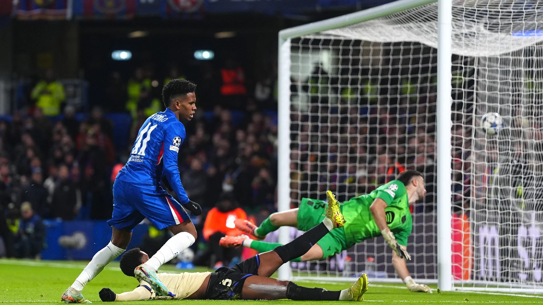 25 November 2025, United Kingdom, London: Chelsea's Estevao scores their side's second goal of the game during the UEFA Champions League soccer match between Chelsea and Barcelona at Stamford Bridge. Photo: Bradley Collyer/PA Wire/dpa 25/11/2025 ONLY FOR USE IN SPAIN