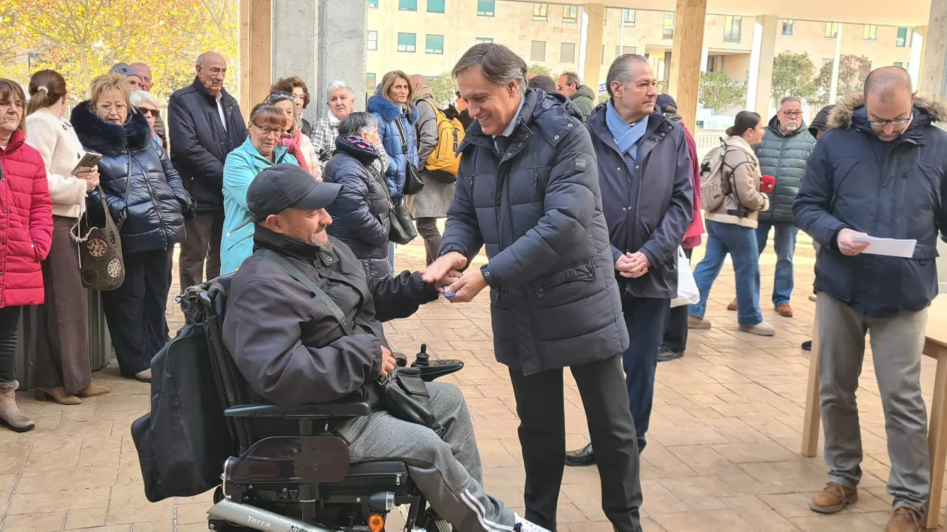 Carlos García Carbayo hace entrega de las llaves de la nueva promoción de viviendas de alquiler en Capuchinos
