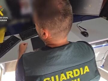 Un agente de la Guardia Civil