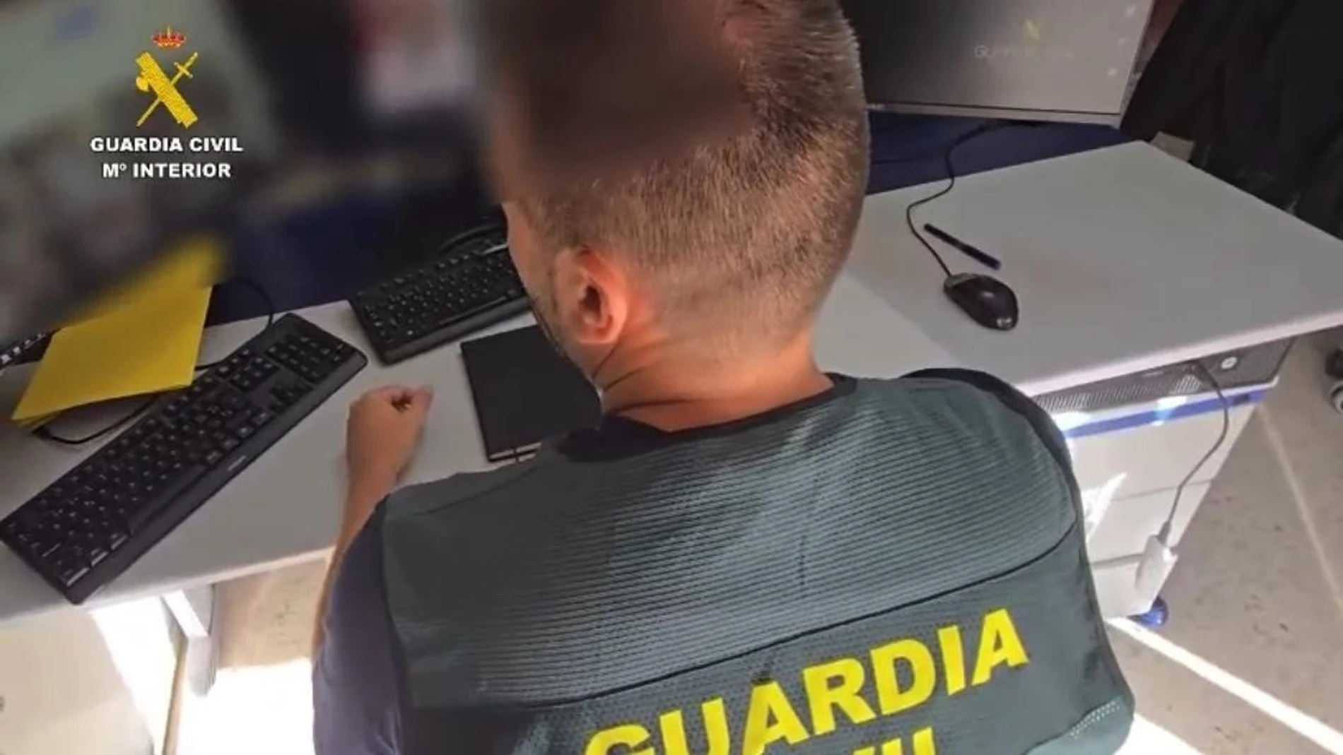 Un agente de la Guardia Civil