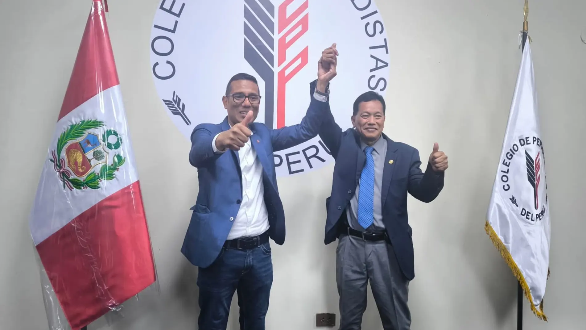 A la izquierda, el Decano de Lima (electo) Paulo Grijalva; a la derecha el Decano Nacional (electo) Andrés Zuñiga