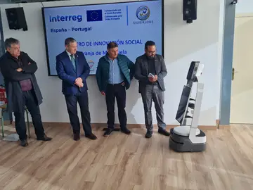 El presidente de la Diputación, Javier Faúndez Domínguez, el alcalde de la localidad, Juan Carro Santos, la vicepresidenta tercera, Amaranta Ratón Fresno, y el jefe de la Unidad de Salud Mental del Complejo Asistencial de Zamora, Manuel Franco, asisten a la inauguración El presidente de la Diputación, Javier Faúndez Domínguez, el alcalde de la localidad, Juan Carro Santos, la vicepresidenta tercera, Amaranta Ratón Fresno, y el jefe de la Unidad de Salud Mental del Complejo Asistencial de Zamora, Manuel Franco, asisten a la inauguración