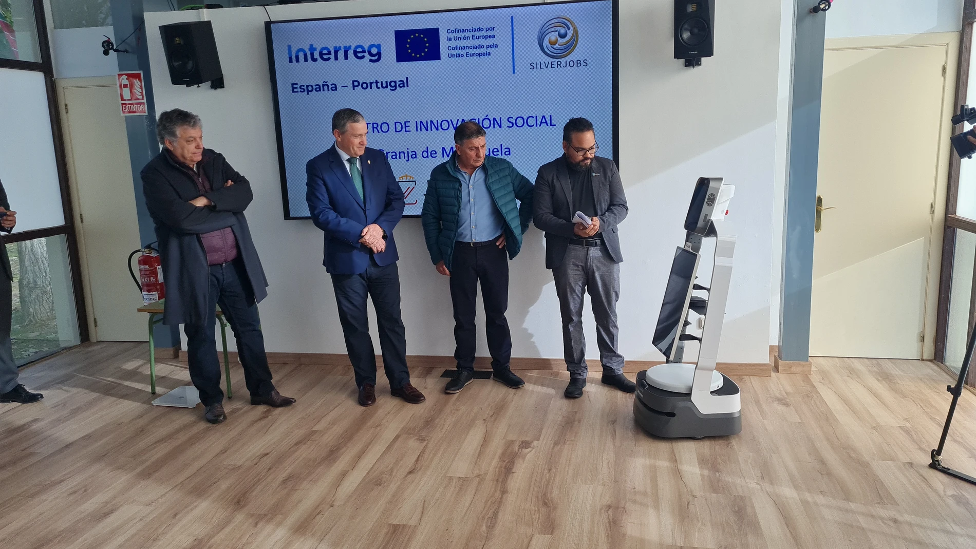 El presidente de la Diputación, Javier Faúndez Domínguez, el alcalde de la localidad, Juan Carro Santos, la vicepresidenta tercera, Amaranta Ratón Fresno, y el jefe de la Unidad de Salud Mental del Complejo Asistencial de Zamora, Manuel Franco, asisten a la inauguración