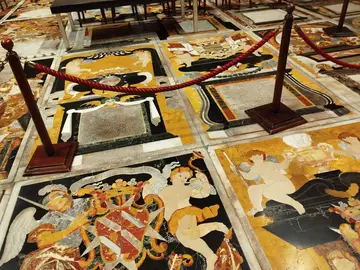 El suelo es otro de los grandes tesoros artísticos de este templo El suelo es otro de los grandes tesoros artísticos de este templo