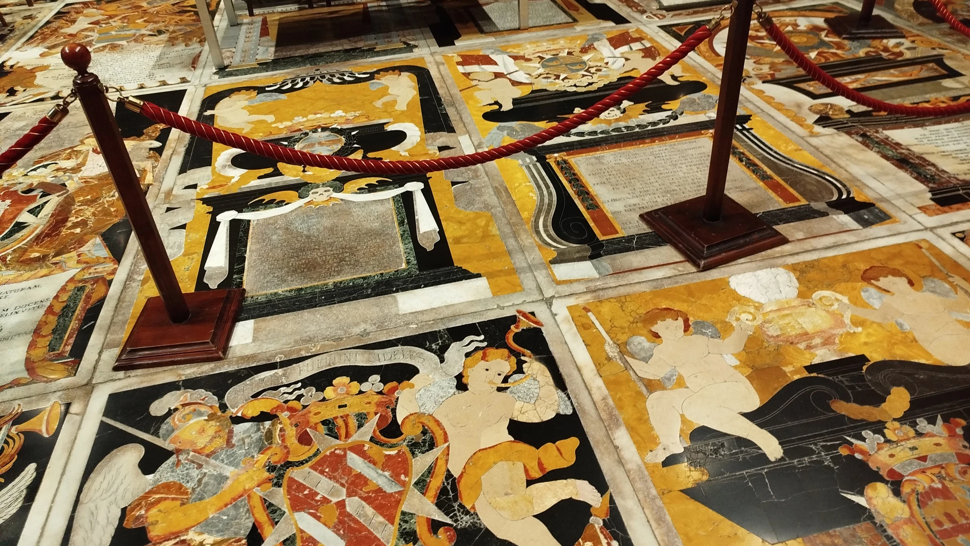 El suelo es otro de los grandes tesoros artísticos de este templo