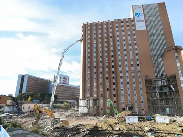 Comienzo de las obras de demolición de la torre de Residencia General del Hospital 12 de Octubre Maquinaria de demolición durante el inicio de la demolición de la torre de la Residencia General del Hospital 12 de Octubre, a 25 de noviembre de 2025, en Madrid (España). La demolición de la torre de 18 plantas dará paso a una gran área de jardines y zonas verdes. 25 NOVIEMBRE 2025 Gustavo Valiente / Europa Press 25/11/2025