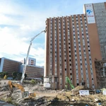 Comienzo de las obras de demolición de la torre de Residencia General del Hospital 12 de Octubre