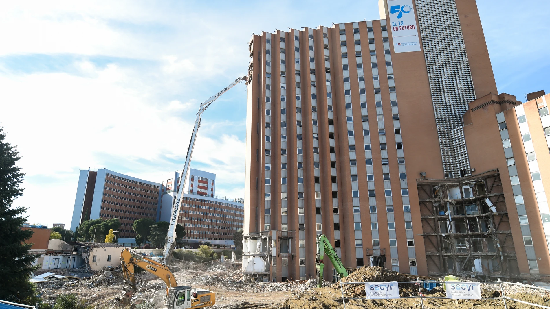 Maquinaria de demolición durante el inicio de la demolición de la torre de la Residencia General del Hospital 12 de Octubre, a 25 de noviembre de 2025, en Madrid (España). La demolición de la torre de 18 plantas dará paso a una gran área de jardines y zonas verdes. 25 NOVIEMBRE 2025 Gustavo Valiente / Europa Press 25/11/2025