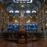 Economía/Bolsa.- El Ibex 35 cotiza sin rumbo definido en la media sesión y se mantiene en los 15.900 enteros