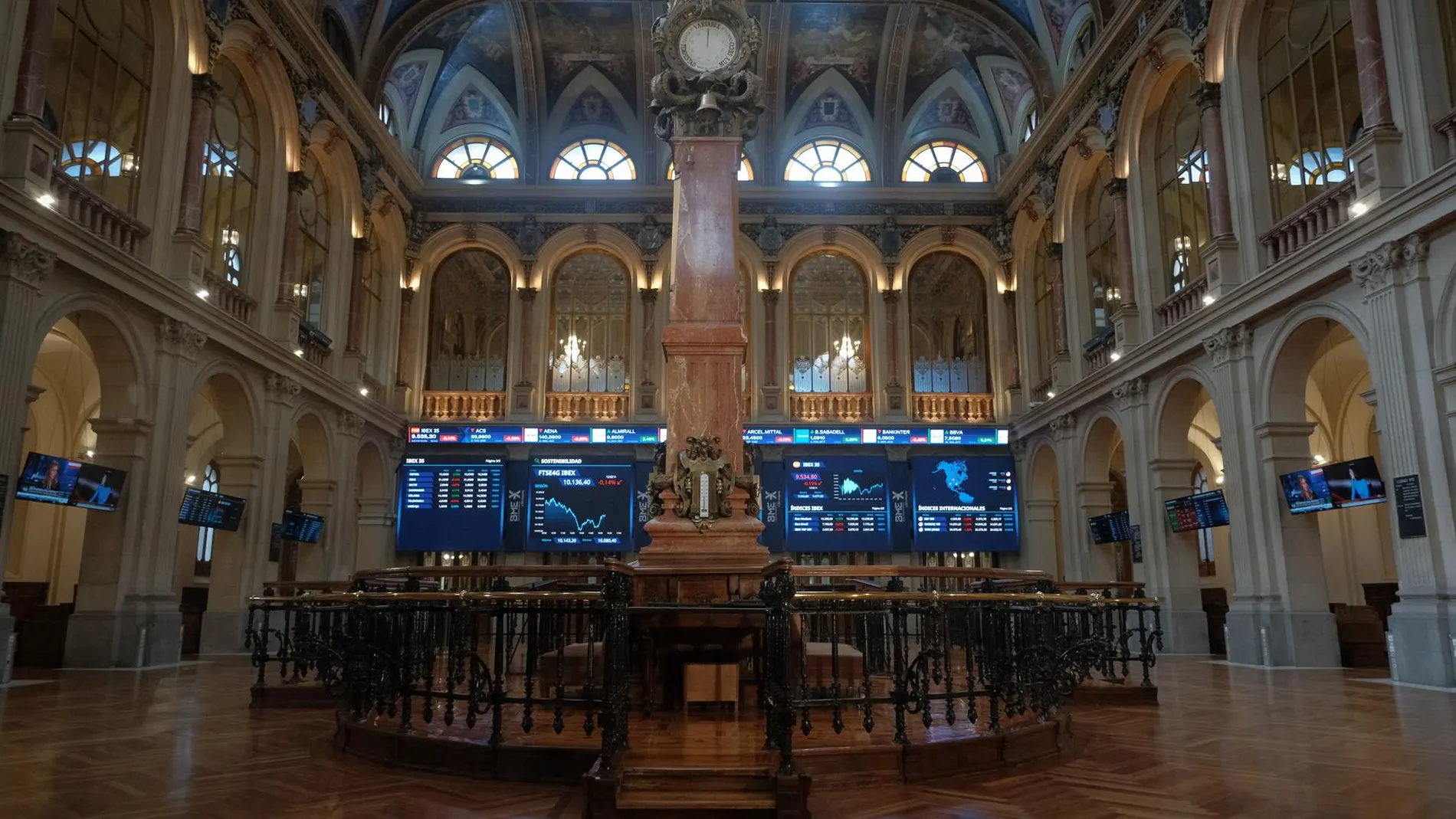 Economía/Bolsa.- El Ibex 35 cotiza sin rumbo definido en la media sesión y se mantiene en los 15.900 enteros