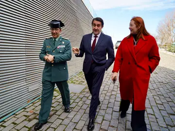 Suárez-Quiñones llega a la jornada junto a Irene Cortés y el coronel Andrés Manuel Velarde Suárez-Quiñones llega a la jornada junto a Irene Cortés y el coronel Andrés Manuel Velarde