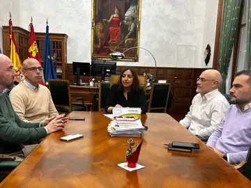 La alcaldesa de Palencia, Miriam Andrés, durante la reunión con usuarios del AVE La alcaldesa de Palencia, Miriam Andrés, durante la reunión con usuarios del AVE