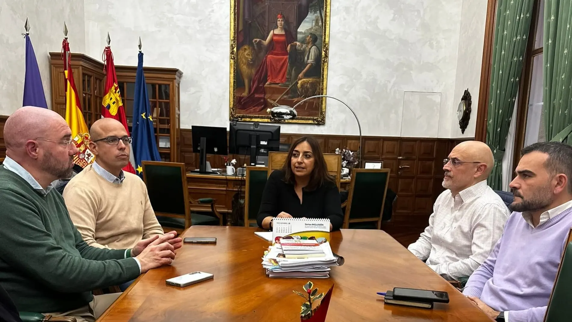 La alcaldesa de Palencia, Miriam Andrés, durante la reunión con usuarios del AVE