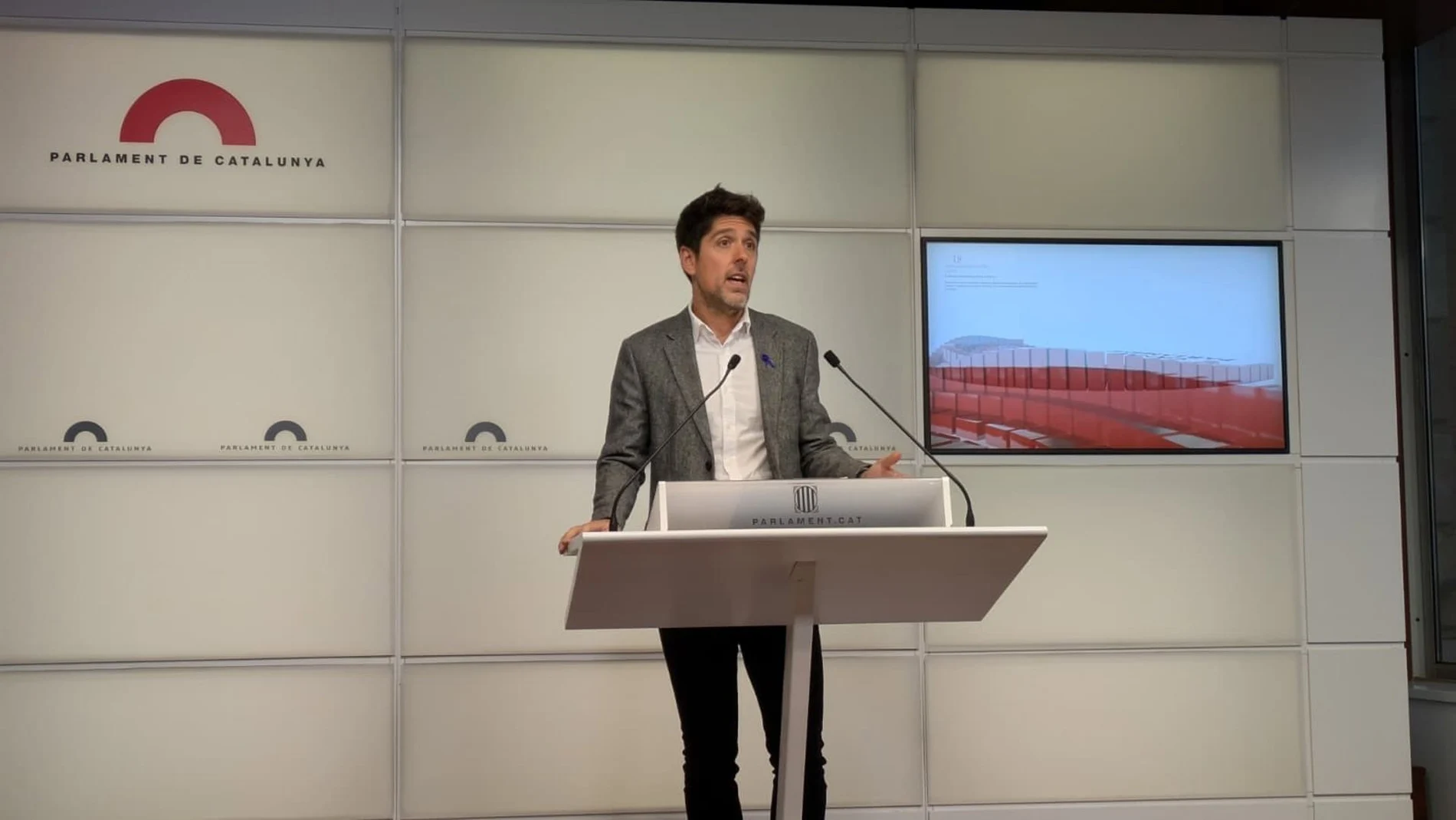 El portavoz de los Comuns en el Parlament, David Cid, en rueda de prensa