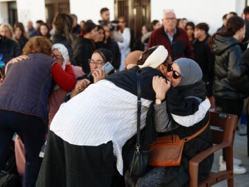Minuto de silencio en señal de luto por la muerte de cuatro miembros de una misma familia por inhalación de gas en una vivienda del municipio de Torrox