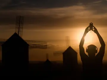 El Cervantes presenta una exposición que reimagina el Quijote a través de la IA y con perspectiva ecológica y de género El artista Solimán López, durante la extracción de viento que forma parte de la exposición 'Aeolia'. REMITIDA / HANDOUT por STEFANO CALDANA/INSTITUTO CERVANTES Fotografía remitida a medios de comunicación exclusivamente para ilustrar la noticia a la que hace referencia la imagen, y citando la procedencia de la imagen en la firma 26/11/2025