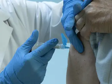 Sust.- C-LM no se plantea restricciones por gripe como otras CCAA y afirma que el sistema está preparado ante repuntes Vacunas, gripe, centro de salud, epidemia, virus EUROPA PRESS 25/11/2025