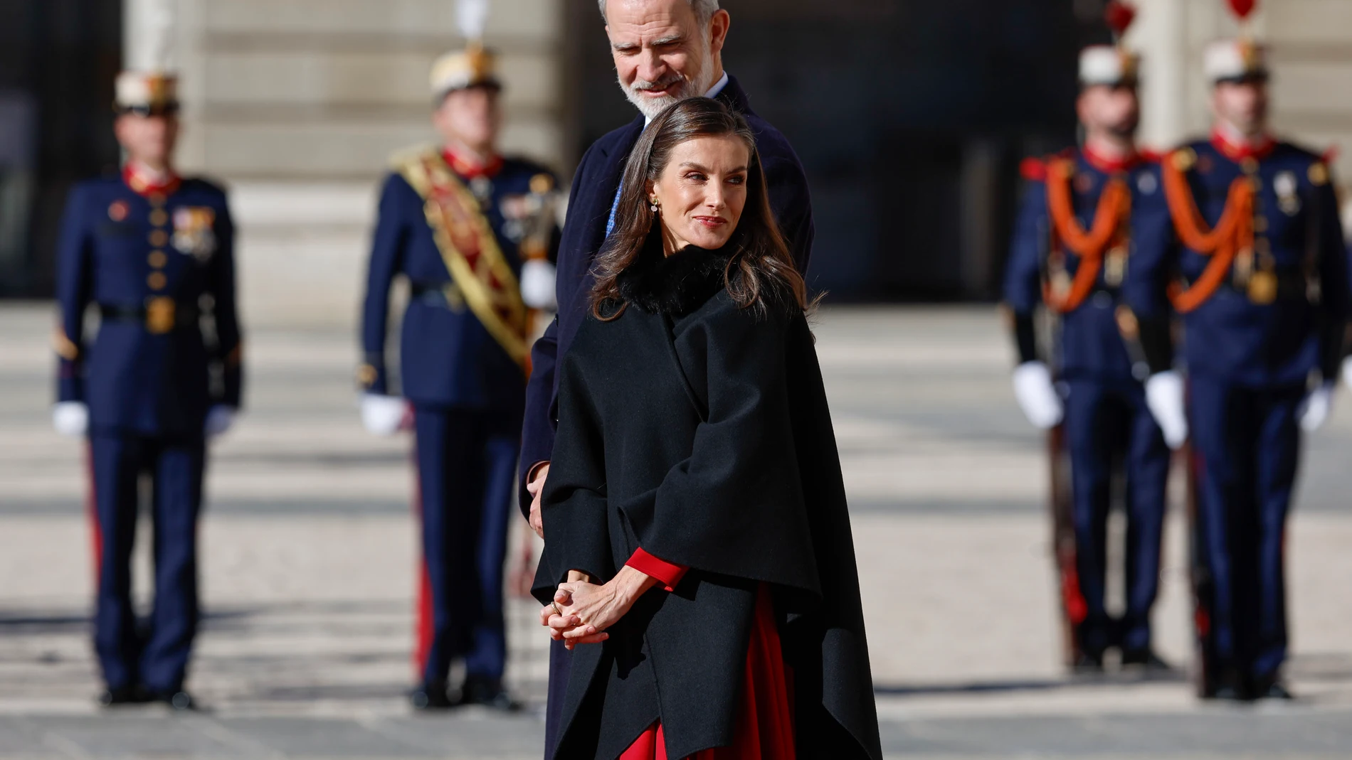 MADRID (ESPAÑA), 26/11/2025.- El rey Felipe VI y la reina Letizia esperan la llegada del presidente de la República Federal de Alemania, Frank-Walter Steinmeier en el patio del Palacio Real de Madrid este miércoles EFE/ Mariscal